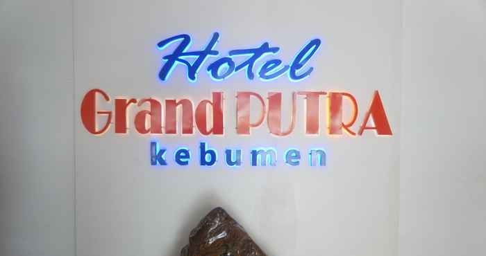 Bên ngoài Hotel Grand Putra Syariah Kebumen