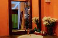 Toilet Kamar Love Bridge House Resort