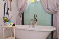 Phòng tắm bên trong Two Pieces Resort Pranburi
