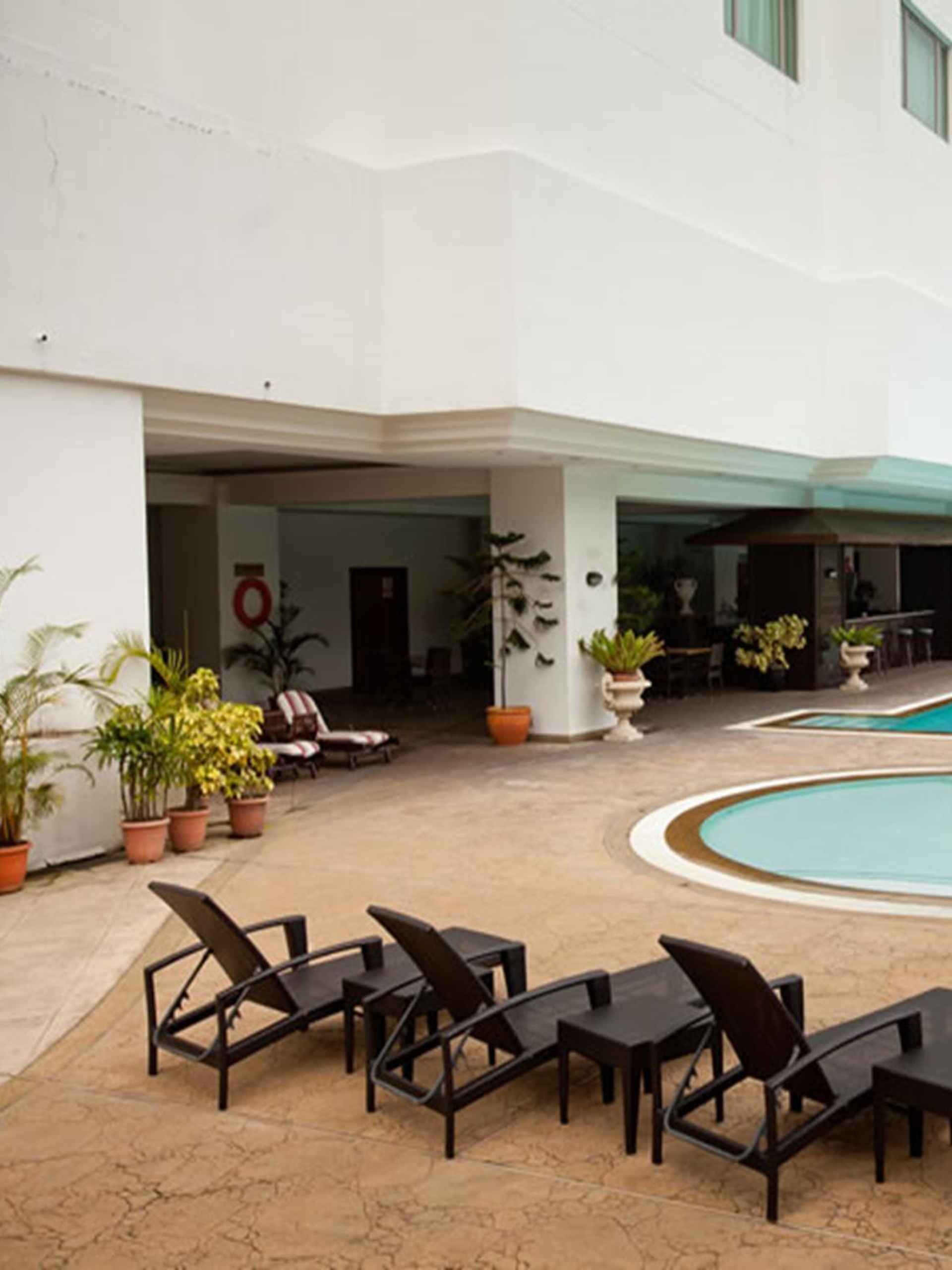 Swimming Pool Evergreen Laurel Hotel