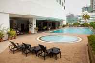 Kolam Renang Evergreen Laurel Hotel