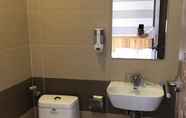 Toilet Kamar 3 Honey House Hotel Trung Son