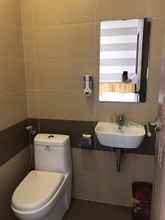 Toilet Kamar 4 Honey House Hotel Trung Son