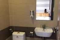 In-room Bathroom Honey House Hotel Trung Son