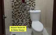 In-room Bathroom 6 Nariska Suite Homestay Purwokerto (3 Bedroom)