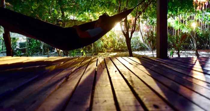 Lobi Frog Garden Hut