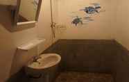 ห้องน้ำภายในห้อง 5 Lazy Hut 