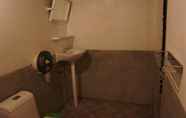 Toilet Kamar 6 Lazy Hut 