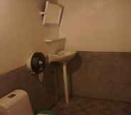 Toilet Kamar 6 Lazy Hut 