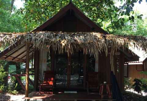 Exterior Green Beach Hut