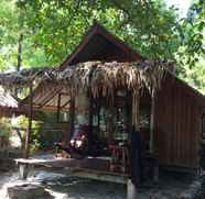 Exterior 4 Green Beach Hut