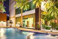 Swimming Pool Hilton Holiday Central Pattaya