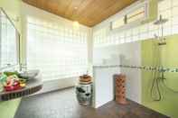 ห้องน้ำภายในห้อง Chumphon Buadara Resort