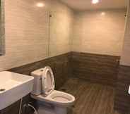 In-room Bathroom 3 Sam 2 Hotel Trung Son