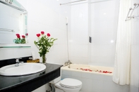 Phòng tắm bên trong Lucky Hotel Nha Trang