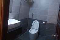 Toilet Kamar Cat Phu Hotel