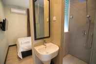 In-room Bathroom Pantai Inn