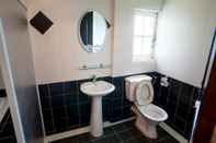 In-room Bathroom The Bala's Holiday Chalet (Planters Country Hotel)