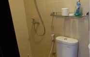 Toilet Kamar 5 Saveria Apartment by Homtel