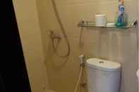 Toilet Kamar Saveria Apartment by Homtel