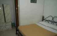 Kamar Tidur 5 Twin Pines Guesthouse