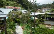 Bangunan 2 Twin Pines Guesthouse