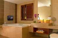 In-room Bathroom The Taaras Beach & Spa Resort