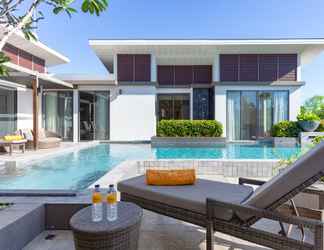 Lobi 2 CASABAY Luxury Pool Villas by STAY