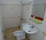 Toilet Kamar 4 Xuan Truong Hotel