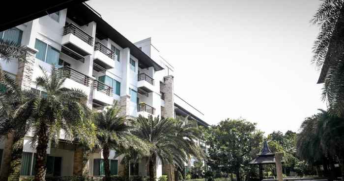 Kolam Renang Karabuning Resort and Residence