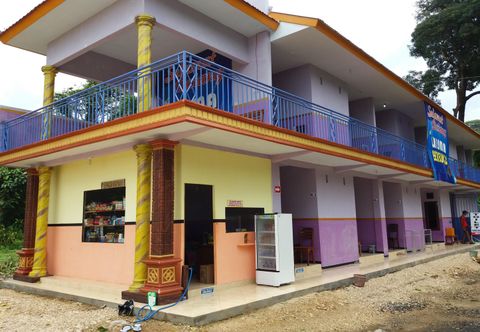 Bangunan Homestay Dhilpratis at Pantai Balekambang 