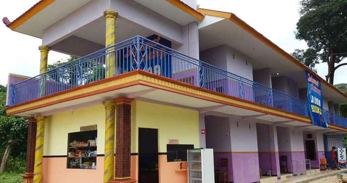 Exterior Homestay Dhilpratis at Pantai Balekambang 