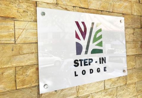 Exterior Step-In Lodge