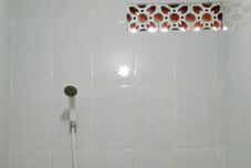 客房内浴室 Novaren Guesthouse Kemanggisan