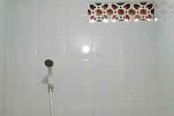 In-room Bathroom Novaren Guesthouse Kemanggisan