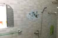 Phòng tắm bên trong Nui Doi Motel
