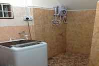 Phòng tắm bên trong Nur Muslim 2 Homestay @ Lorong Surau Kota
