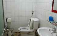 Toilet Kamar 7 Manh Quan Hotel Bao Loc