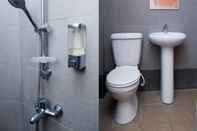 Toilet Kamar OYO 1111 Harmony Stay