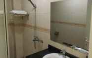 ห้องน้ำภายในห้อง 5 Xuan Hac Hotel