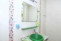 Phòng tắm bên trong Truong Giang Hotel