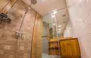 Toilet Kamar 5 Maximum City Homestay