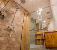 In-room Bathroom 5 Maximum City Homestay