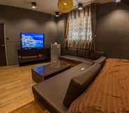 Entertainment Facility 2 Maximum City Homestay