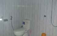 Toilet Kamar 6 The Kubu Galungan Guesthouse