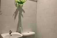 Toilet Kamar My Place Hotel & Lodge