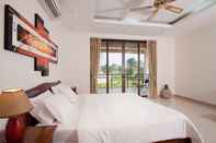 Kamar Tidur Phoenix Lake Side Pool Villa