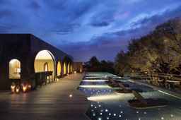 Cross Chiang Mai Riverside, RM 2,001