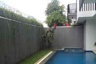 Kolam Renang White Tree Residence