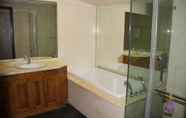 Toilet Kamar 5 Hanpro - Luxury Serviced Apartment in Royal City